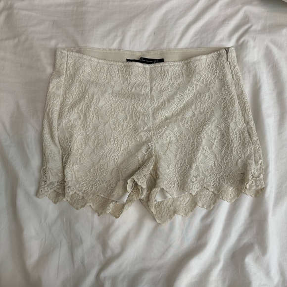 Lace offf white shorts - Picture 5 of 8